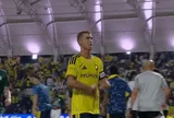 Ronaldo bực tức khi bị thay ra ngay đầu hiệp hai