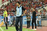 Lý do HLV Kim Sang-sik phải khoác áo bib