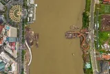 Cận cảnh cầu đi bộ “lá dừa nước” gần 1.000 tỷ qua sông Sài Gòn: Hai đầu cầu đã thành hình, sẽ sử dụng siêu sà lan mà cả nước chỉ có 2 chiếc