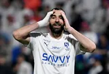 Benzema rơi vào tình thế ở không xong, đi không được