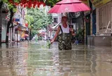 Mưa suốt đêm, nhiều tuyến phố Hà Nội ngập úng, giao thông ùn tắc
