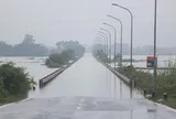 Ngoại thành Hà Nội có nơi ngập gần 1m, cấm xe qua nhiều tuyến đường