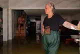 Hà Nội: 5 ngày người dân Tứ Liên sống chật vật trong cảnh ngập lụt