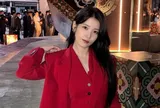 IU lén ra ngoài để xem biển quảng cáo, hé lộ hậu trường gây chú ý