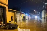 Hàng trăm nhà dân ở TPHCM ngập từ đêm đến sáng: 'Nước dâng nhanh, chỉ chưa đầy nửa giờ đã tràn vào'