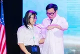 Cuộc hội ngộ đặc biệt giữa cô gái từng suýt mất chân và bác sĩ tại lễ khai giảng