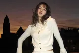 Lisa (BLACKPINK) khoe đôi chân dài nổi bật tại Pháp