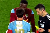 Trọng tài tặng thẻ đỏ và thẻ vàng cho Messi