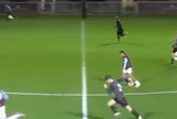 Cầu thủ West Ham ghi hai bàn từ giữa sân
