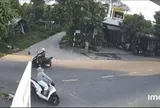 Cô gái đi xe máy bất ngờ trượt ngã ra giữa đường, xem camera ai cũng bức xúc thay