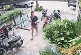Thanh niên vừa bước vào nhà dân, camera liền ghi được cảnh đáng sợ
