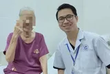 Dằm tre đâm vào tay, cụ bà 77 tuổi nguy kịch