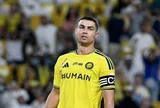 Ronaldo lập hat-trick nhưng chưa hết tranh cãi