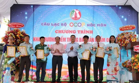 Câu lạc bộ OCOP Hóc Môn khai trương điểm trưng bày sản phẩm, trao giấy chứng nhận mới