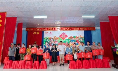 SABECO phối hợp với Ủy Ban Mặt Trận Tổ Quốc Việt Nam trao tặng 400 phần quà “Chung Vị Tết Việt” cho người dân tại Tp. Hồ Chí Minh