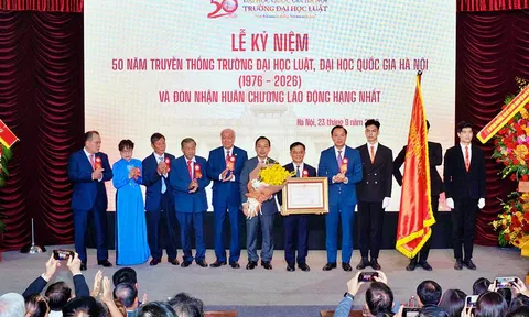 Trường Đại học Luật - Đại học Quốc gia Hà Nội nhận Huân chương Lao động hạng Nhất