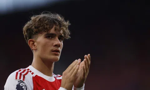 Neville đổi ý muộn màng, Dowman vẫn khiến fan Arsenal dậy sóng