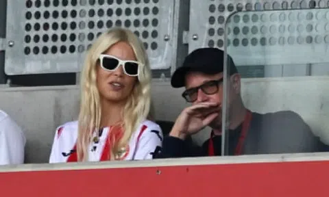 Siêu mẫu Claudia Schiffer bất ngờ mặc áo đấu Premier League