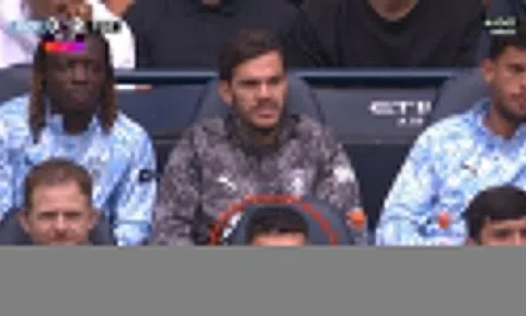 Foden cười tươi khi Man City thua 2 bàn
