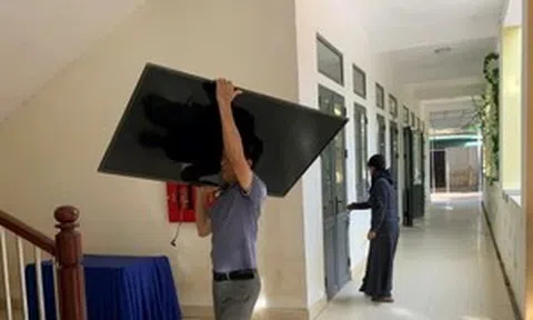 Giáo viên Hà Tĩnh căng mình chống bão, bảo vệ trường lớp trước năm học mới
