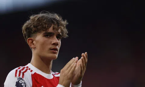 Thần đồng 15 tuổi Arsenal gây kinh ngạc