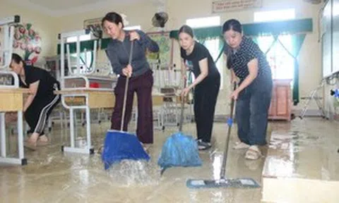Giáo viên Hà Tĩnh gác việc riêng, dọn trường đón năm học mới sau bão Kajiki