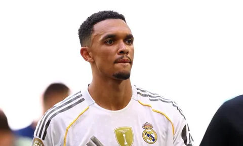 Alexander-Arnold bất mãn