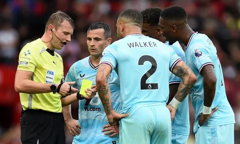 HLV Scott Parker tố VAR thiên vị MU