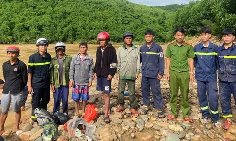 Quảng Trị: Cứu nạn thành công 5 người dân sau 4 giờ vật lộn với dòng lũ xiết