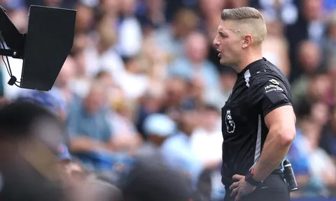 Báo động chất lượng trọng tài Premier League
