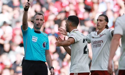 Neville vẫn tin Arsenal vô địch Premier League