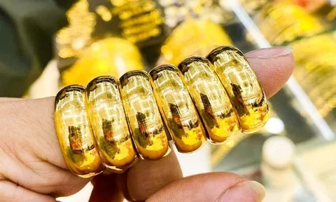 Nhiều người mua vàng lãi gấp đôi khi giá vàng lập đỉnh mới 130 triệu đồng/lượng