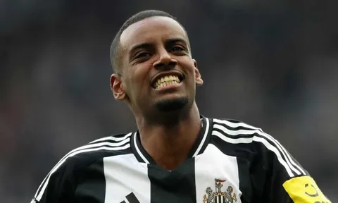 Newcastle đồng ý bán Isak giá kỷ lục
