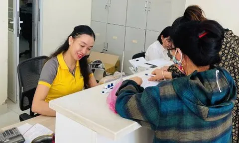 Người phụ nữ nhờ chuyển khoản 20 triệu cho con trai đã mất, nhân viên Vietnam Post kiên quyết ngừng giao dịch