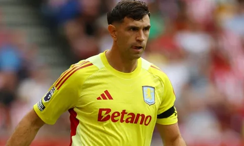 Emiliano Martinez sụp đổ