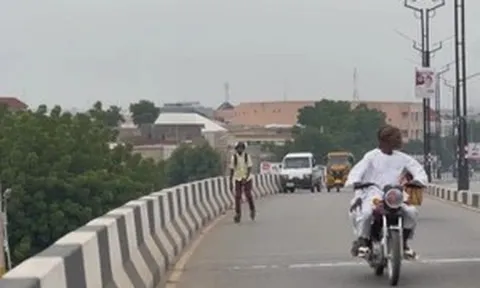 Nigeria: Học sinh trượt patin đến trường để tiết kiệm chi phí