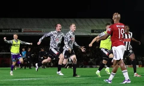 MU từ chối đá lại dù Grimsby phạm luật