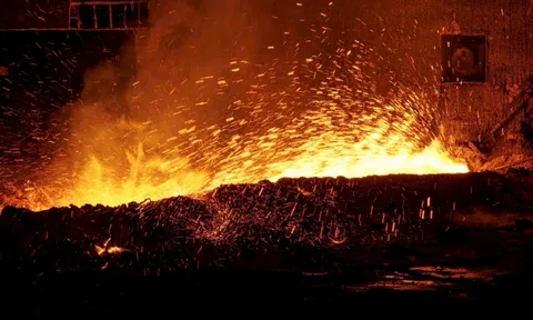 Lò cao số 2 của Khu liên hợp gang thép Hòa Phát Dung Quất 2 ra mẻ gang đầu tiên