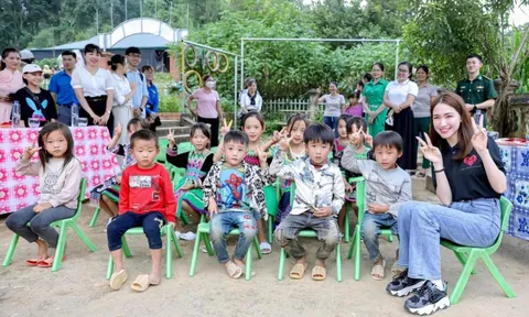 Nghĩa cử cao đẹp của Hòa Minzy khiến cộng đồng mạng dậy sóng