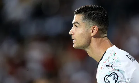 Ronaldo ở tuổi 40 vẫn quá đáng sợ