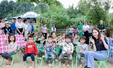 Hoà Minzy nhận nuôi ăn thêm 100 em nhỏ vùng cao