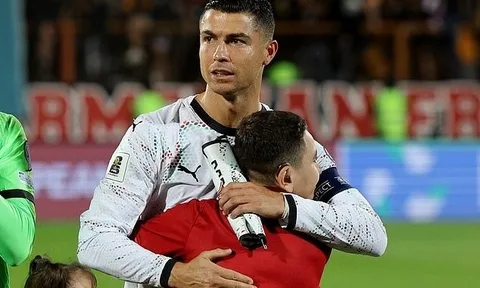 Ronaldo chia sẻ video cảm động với cậu bé may mắn