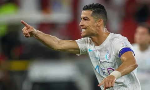 Ronaldo khắc tên mình vào ngôi đền huyền thoại