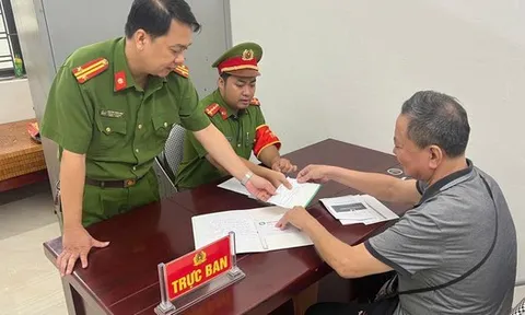 Sau khi nhận một cuộc gọi Zalo, người đàn ông liền tới ngân hàng rút sổ tiết kiệm 70 triệu, chuẩn bị chuyển vào tài khoản: Công an yêu cầu ngừng giao dịch gấp