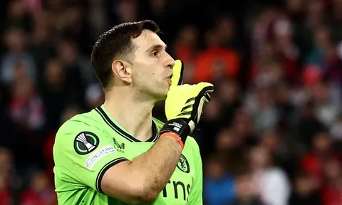Emiliano Martinez đi vào lịch sử Aston Villa