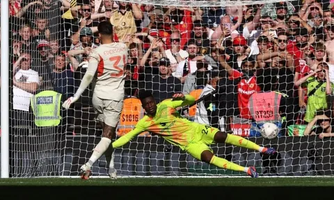 Cuộc tái ngộ thú vị cách derby Manchester hơn 3.000 km
