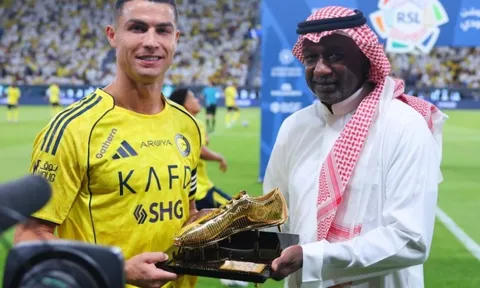 Ronaldo nhận Giày vàng trong ngày Al Nassr lên đầu bảng