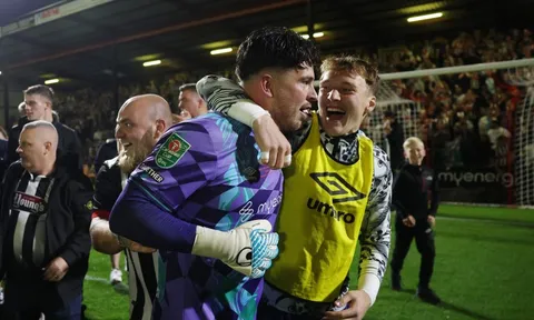 Grimsby Town tiếp tục tạo cú sốc lớn