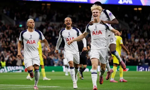 Thủ môn mắc sai lầm ngớ ngẩn ở Champions League