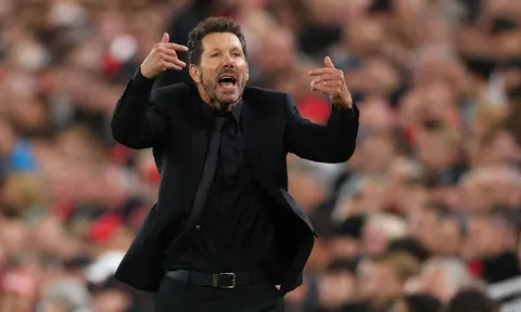 Lý do Simeone xô xát với CĐV